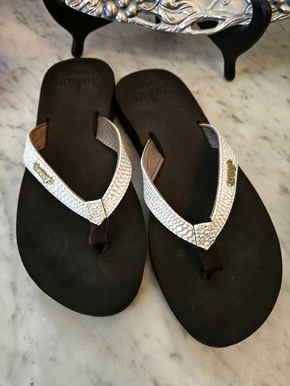 Reef Women's White Snake-Print Thong Sandals with Black Footbed Size 7